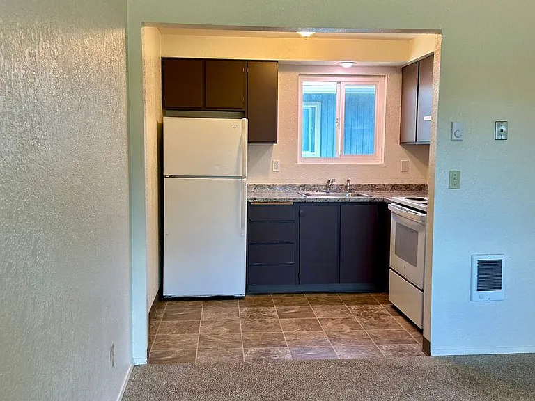 809-875 Plymouth Dr NE — Photo 19