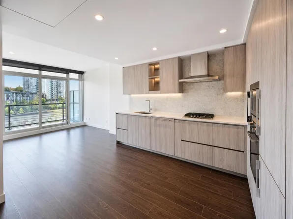 4720 Lougheed Hwy #407, Burnaby, BC V5C 0M8