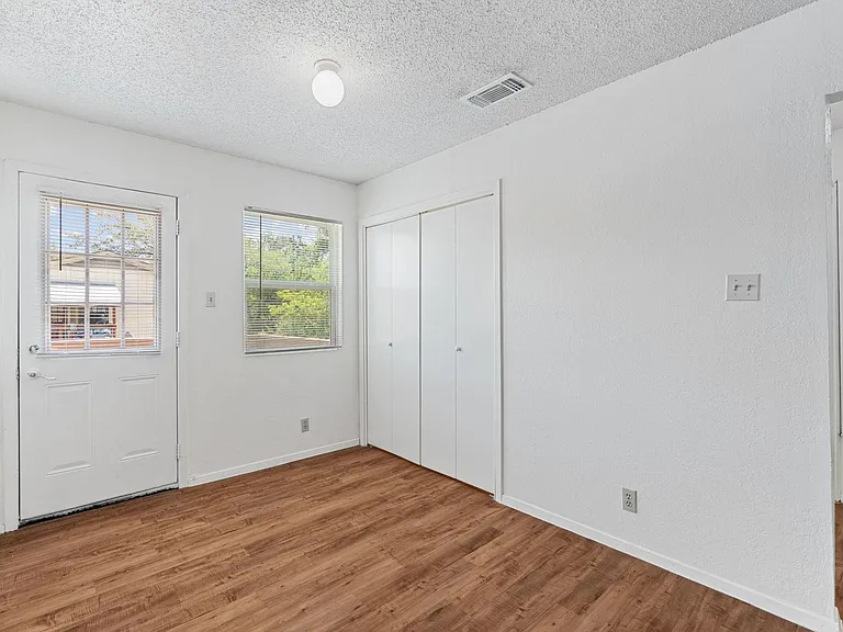 302 Algerita Dr #D — Photo 9