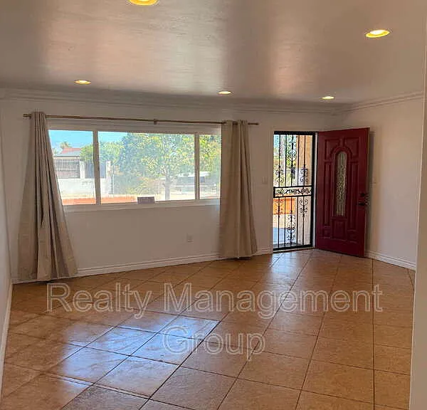 98 E Palomar St — Photo 4