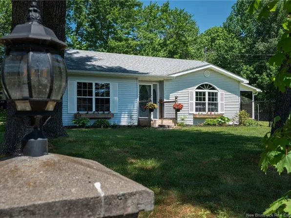 12 Linfield Ln, Hanwell, NB E3C 1M7