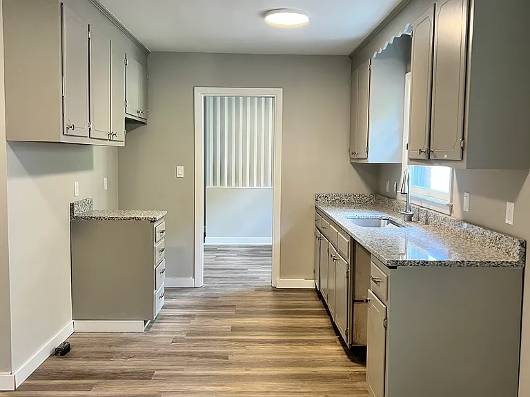217 Hillcrest Dr — Photo 2