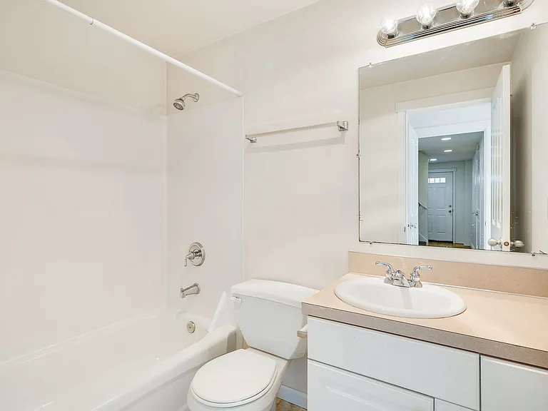 410 W Barrett St — Photo 11