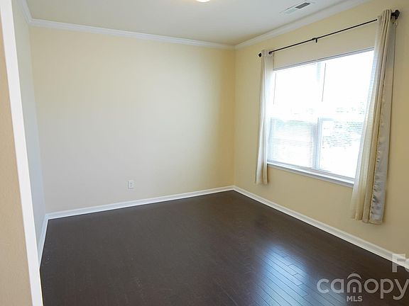 5th image of 504 Twelve Oaks Ln