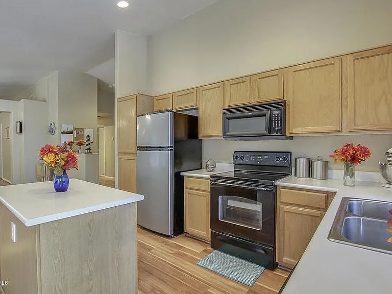 2342 E Springfield Pl — Photo 8