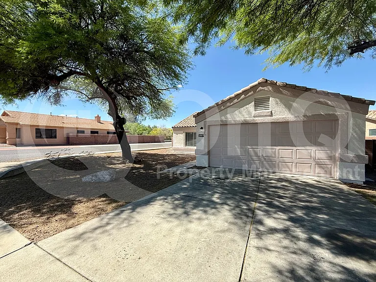 2574 W Southern Star Dr — Photo 2