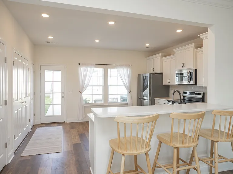 803 Goswell Dr — Photo 5