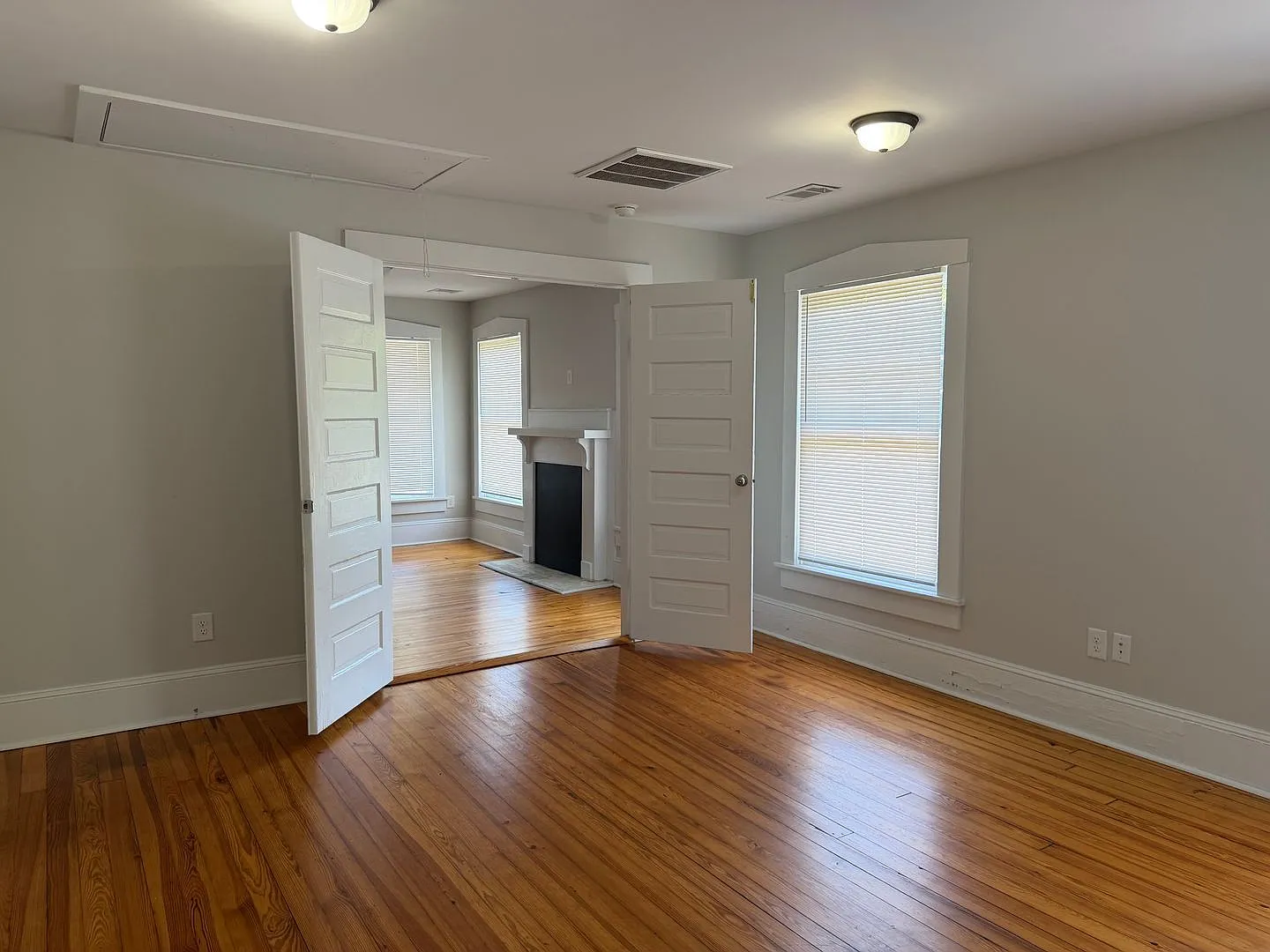1 bed, 1.0 bath, 918 sqft, $1,045 — Photo 3