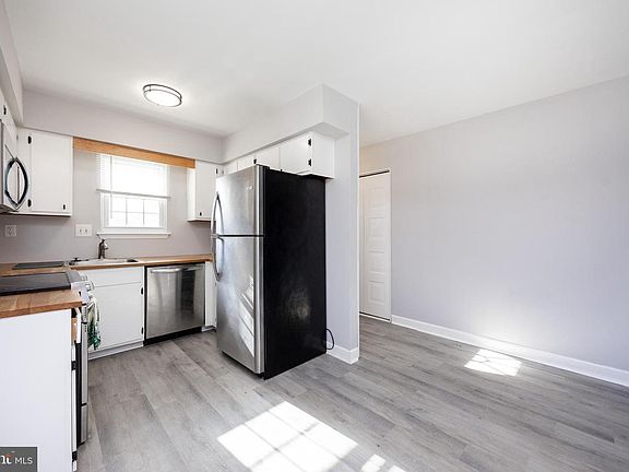 3rd image of 320 Carlyn Ct