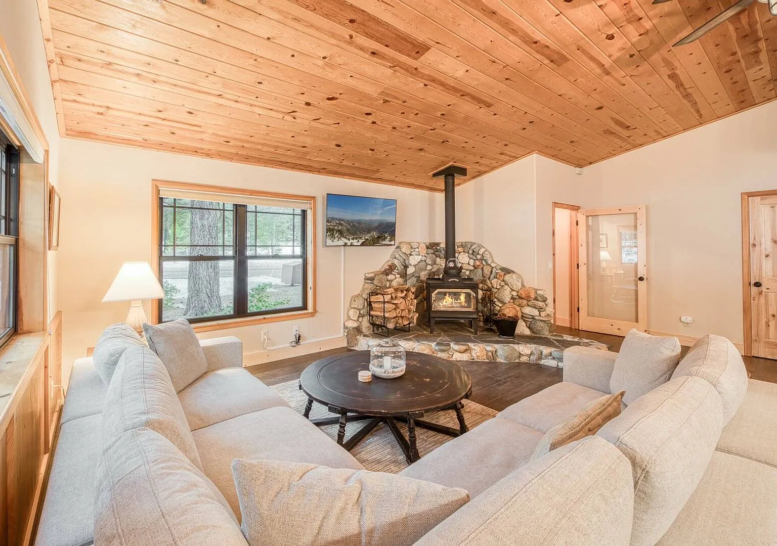 3 bed, 1400 sqft, $7,000 — Photo 1