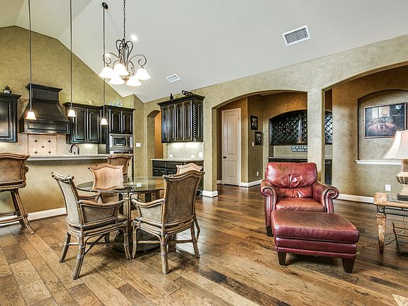 5th image of 2409 Laguna Ln
