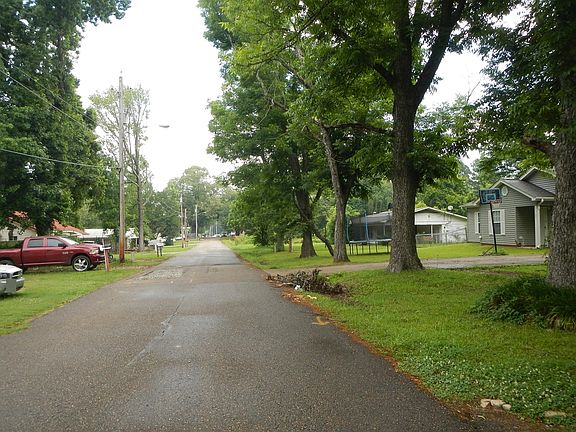 4th image of 411 Moses St