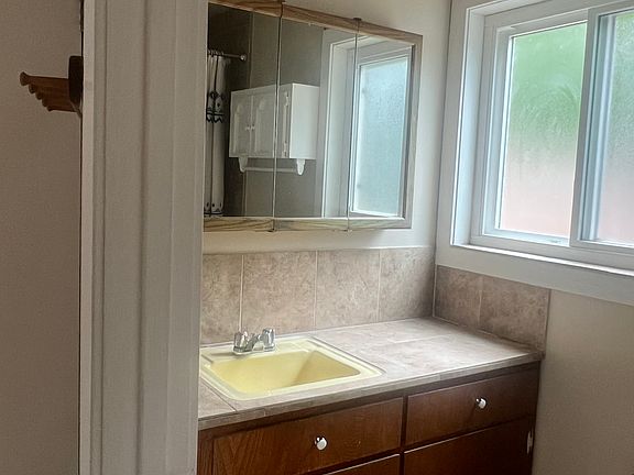 5th image of 208 Farmer St