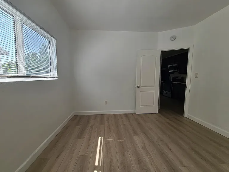 1072 Stone St — Photo 6