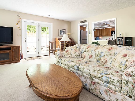 3rd image of 208 Camelot Ct