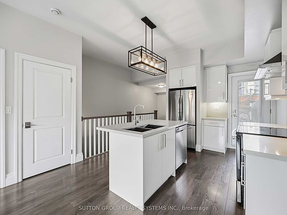 3rd image of 726 Richmond St W #2