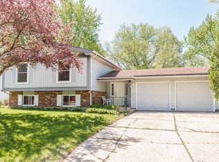 177 Berkshire Dr, Crystal Lake, IL