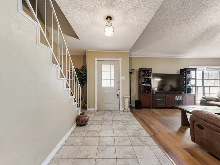 1018 Melissa Ln — Photo 12