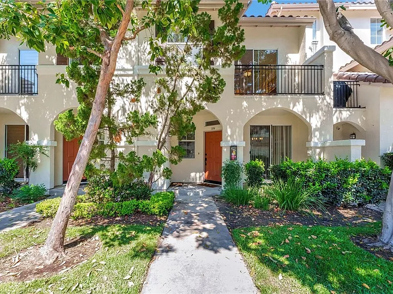 304 Birch Grv — Photo 1