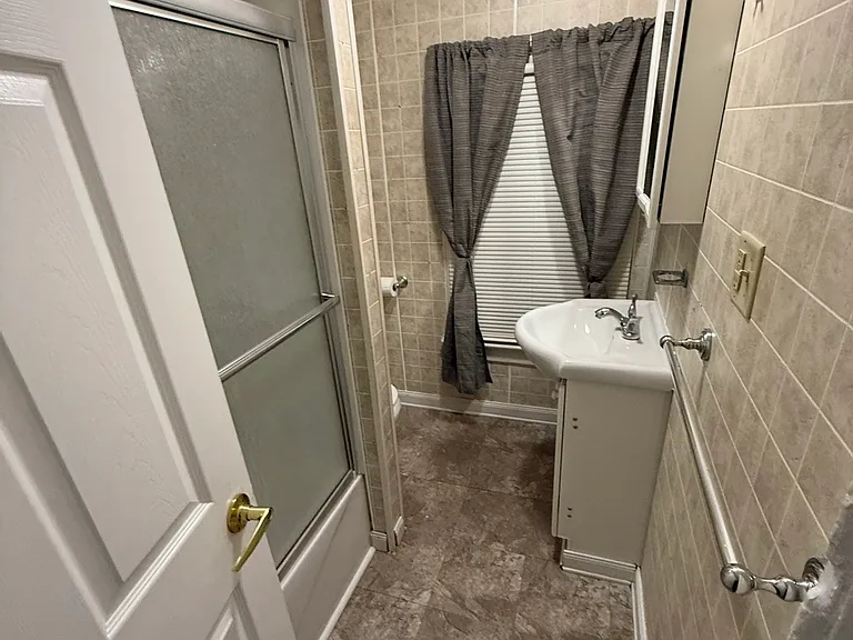 1104 Booth Ave — Photo 4