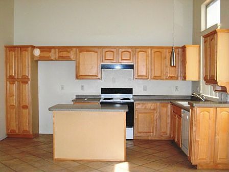 Kitchen w/pantry