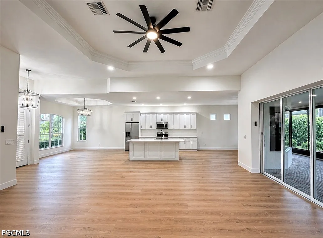3 bed, 2.0 bath, 2136 sqft, $2,900 — Photo 2