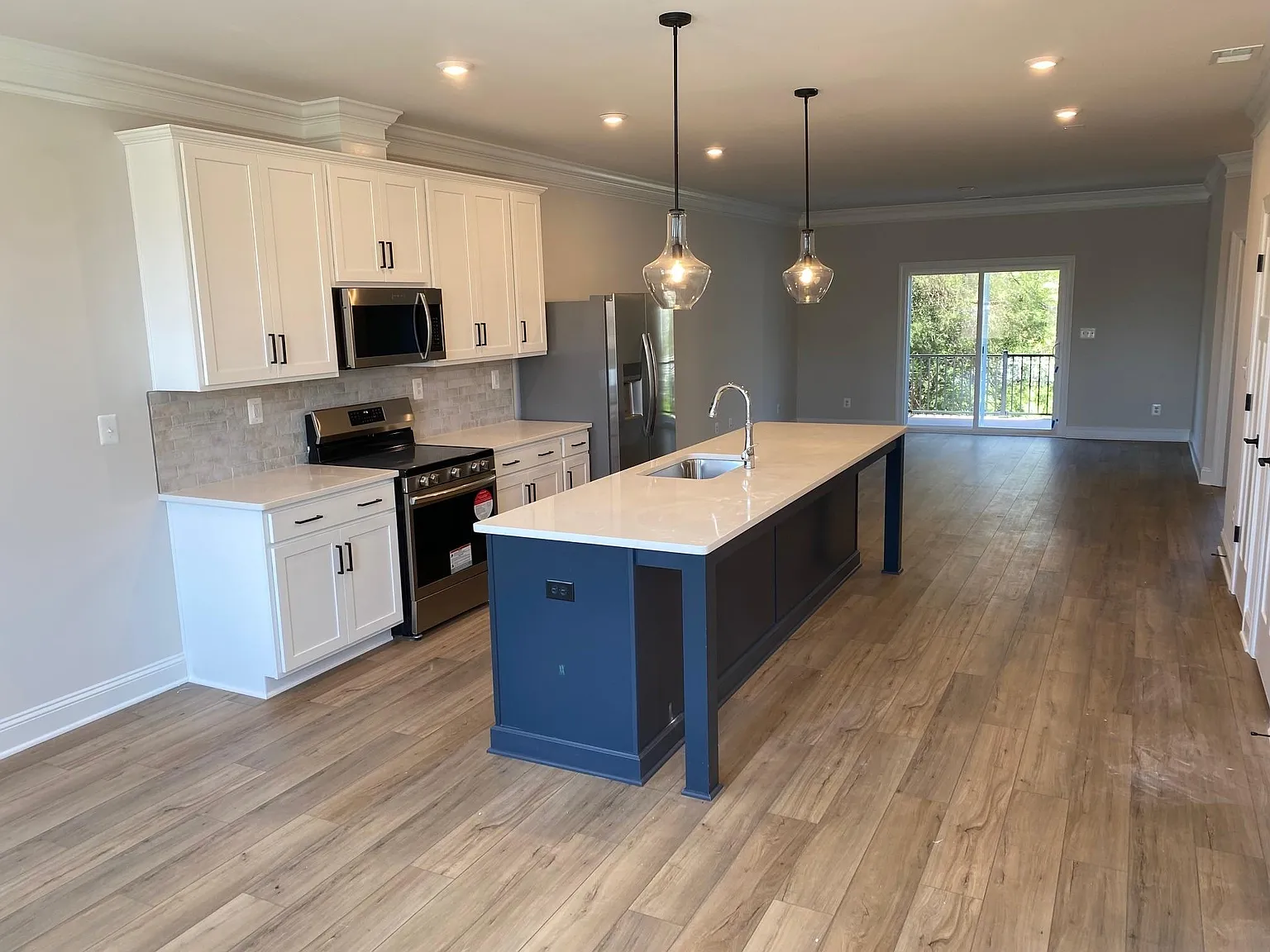 3 bed, 2.5 bath, 1815 sqft, $2,495 — Photo 3