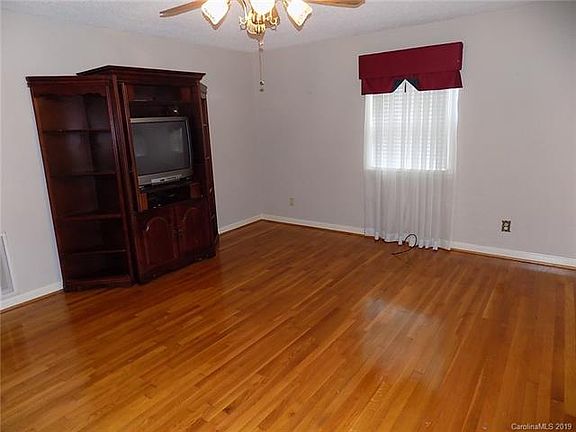 4th image of 1914 Echo Ln