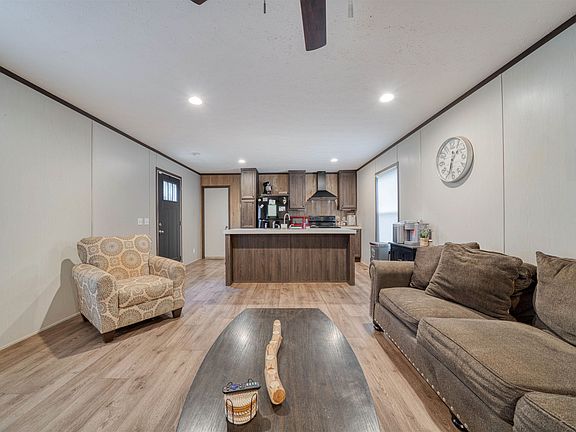 4th image of 509 Trump Ln