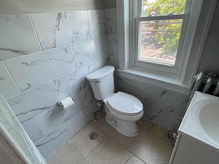 513 W Green St — Photo 5