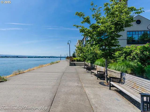 724 SE Fairwinds Loop — Photo 3