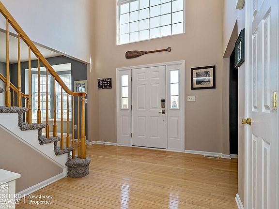 2nd image of 119 Newington Ln
