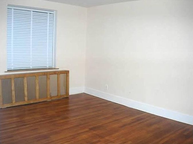 2nd image of 14308 Roosevelt Ave APT 206