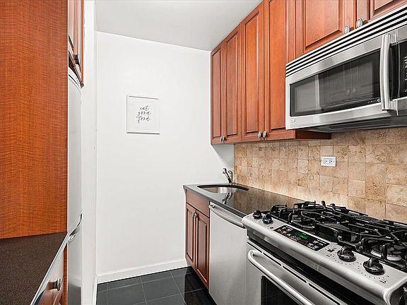 5th image of 301 E 79th St APT 22S