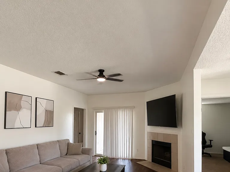 1202 Wallace Ln — Photo 3