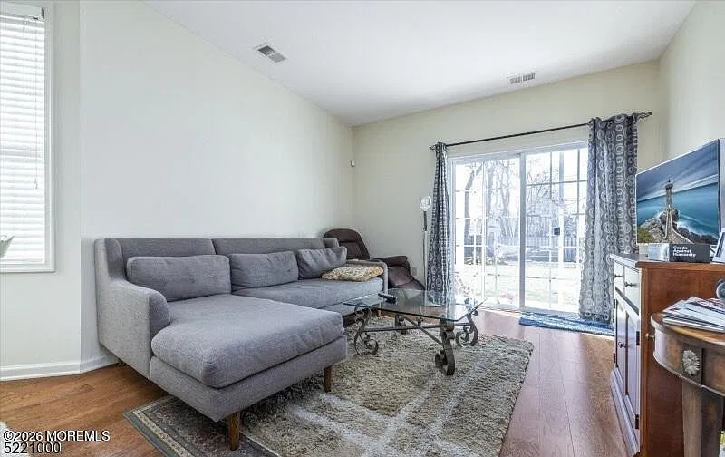 2 bed, 1060 sqft, $3,200 — Photo 2