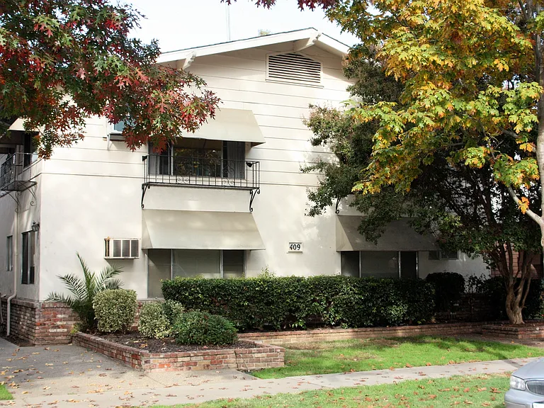 Walnut 409 W — Photo 1