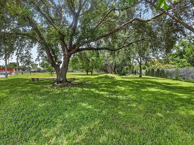 6709 N Kendall Dr #220 — Photo 27