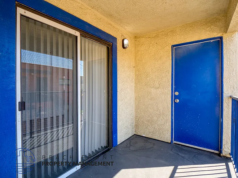 1635 Locust Ave — Photo 15