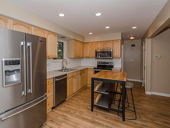 3rd image of 7899 Manor Dr