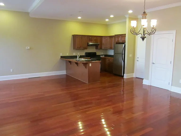 664 University Ave #4 — Photo 2