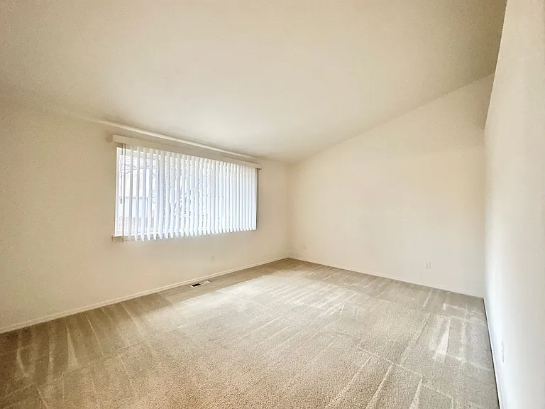 940 NW Oak Ln — Photo 12