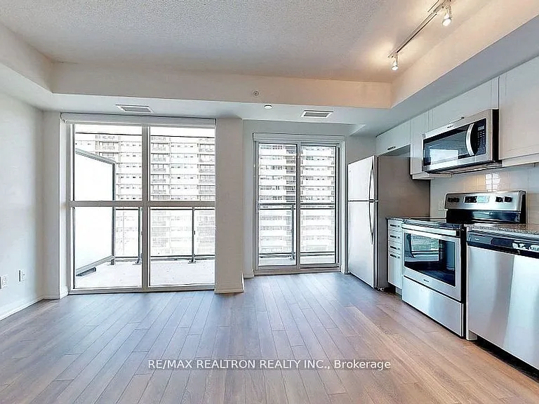 20 Meadowglen Pl #534 — Photo 3