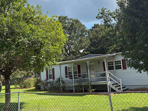 3rd image of 131 Laurel St