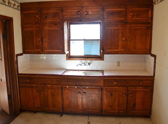2nd image of 701 E Crestwood Dr