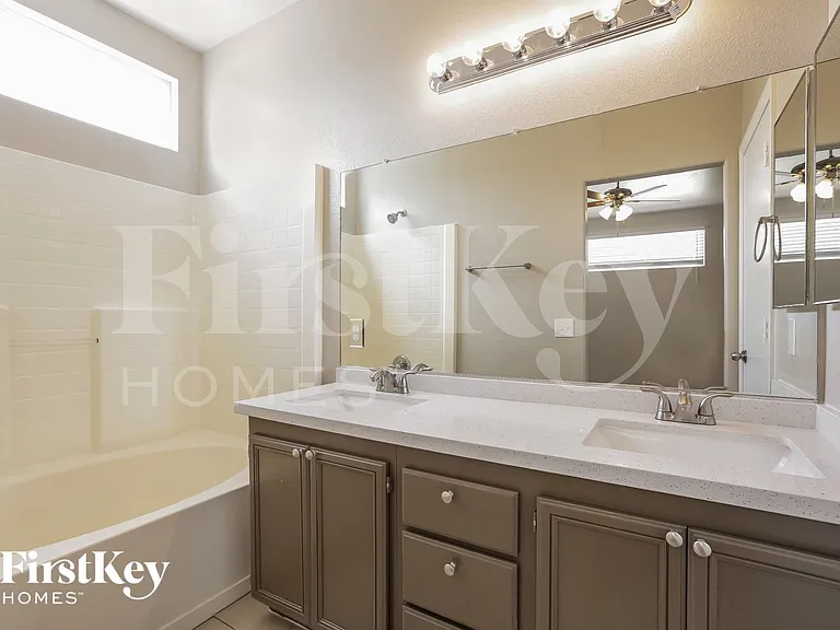 8717 W Rochelle Ave — Photo 9