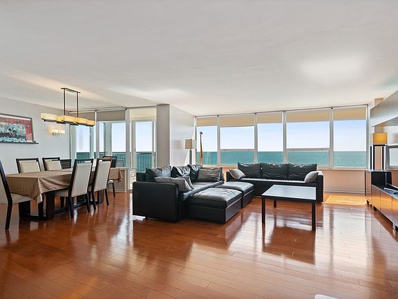 4th image of 6101 N Sheridan Rd N #8C