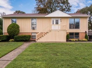 30 E Carmans Rd, Farmingdale, NY 11735