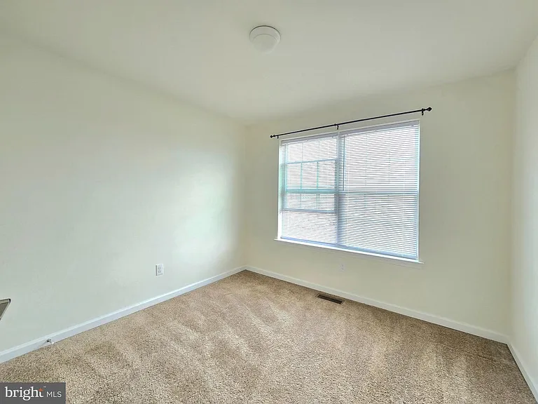 1045 Chapman Cir — Photo 11