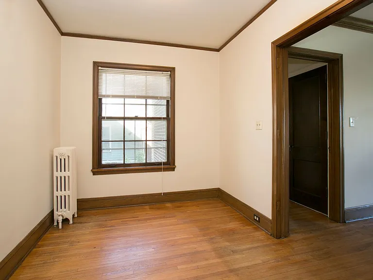 2434 Dupont Ave S — Photo 9